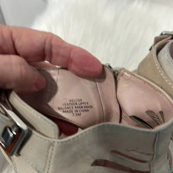 Audrey Brooke size 7 1/2 bone zip up chunky heel shoe - Picture 4 of 6